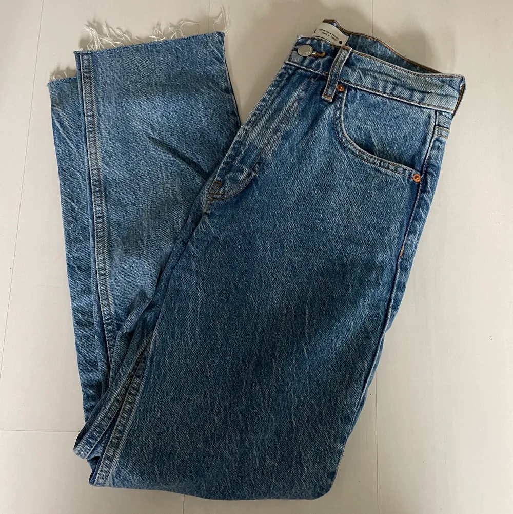 Ännu ett par jeans i en rak modell. Kommer inte heller till användning och är andvänd få gånger så bra skick! Skriv för mer bilder eller andra frågor! . Jeans & Byxor.