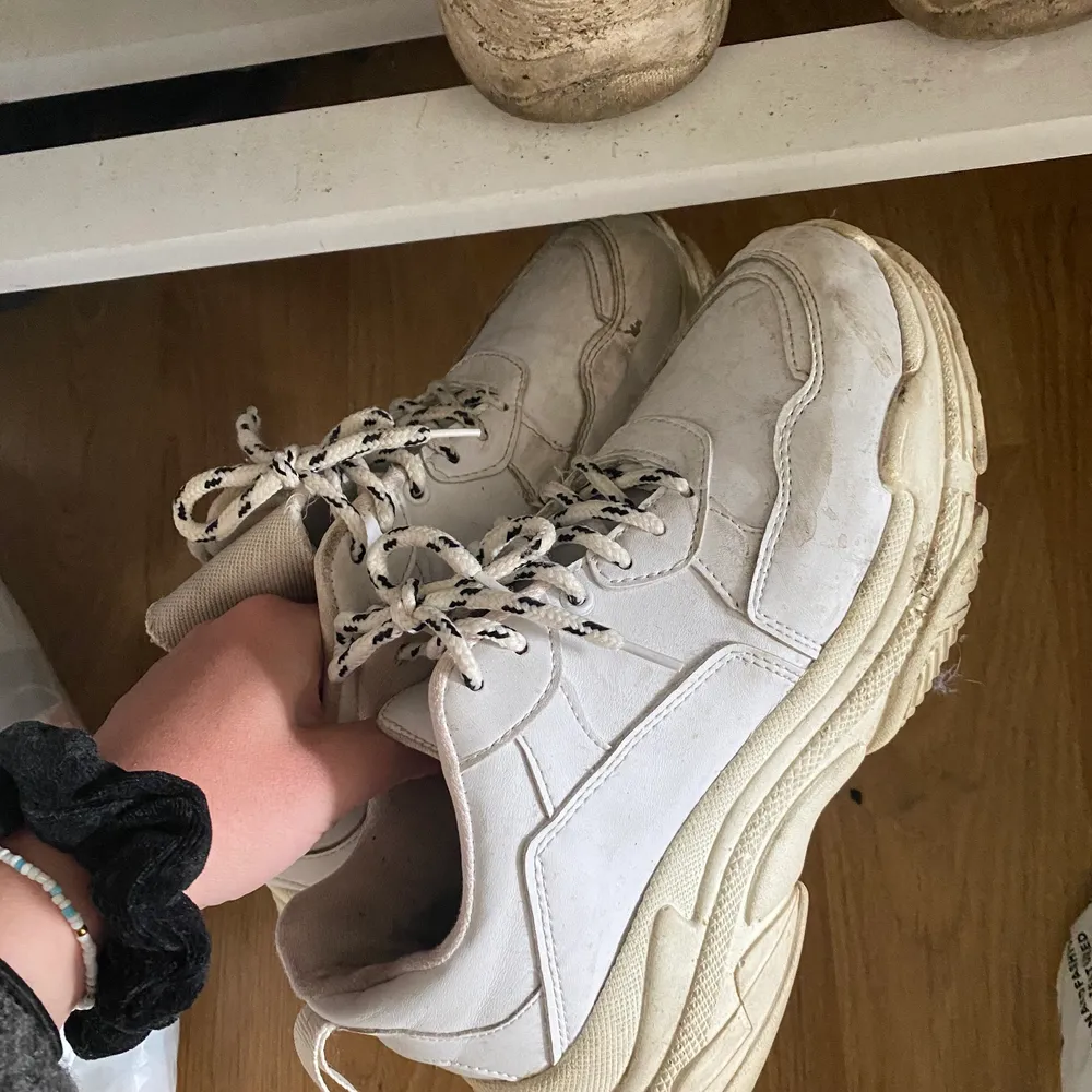 Säljer mina chunky sneakers i 39 pga ingen användning. Behöver tvättas men annars superfina och inga slitningar eller så på🙌🏻🥰. Skor.