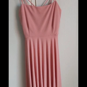 Klänning - En rosa fin klänning i storlek M. Den är använd fåtal gånger och är mycket fin till sommaren🌸 80kr ink frakt🦋