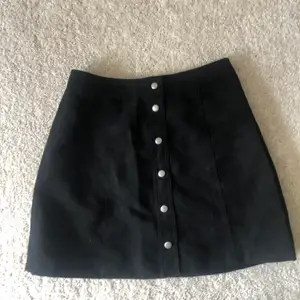 Svart kjol i mockaimitation, använda fåtal gånger. Storlek: 38 Köpare står för eventuell frakt<3