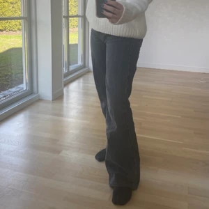 Raka mörkgrå jeans - Jättesnygga mörkgrå raka jeans i strl 34, passar perfekt på mig som är 160 cm. Har sytt upp några cm i längden. 