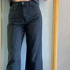 Högmidjade vida jeans - Höga i midjan, vida i benen. Svarta, snygg passform. 