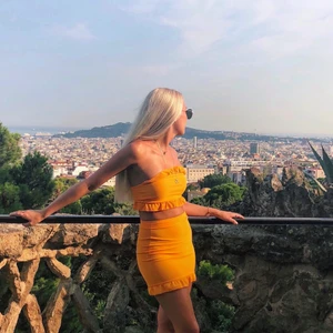 Finaste sommar outfiten! - Superfint Oranget set med kjol & top med volang! Köpt från boohoo i storlek 34! Super stretchigt! Mina bilder! Om många är intresserade blir det budgivning! Frakt tillkommer på 48 kr!