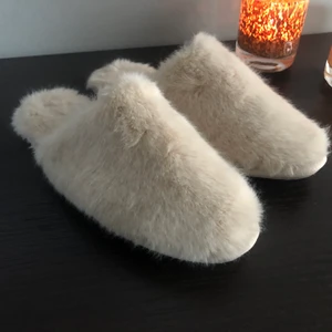 Zara tofflor - ett par mysiga tofflor från Zara helt oanvända🥰 storlek 41 men är lite små så passar en som är 40. skriv om du är intresserad🤍