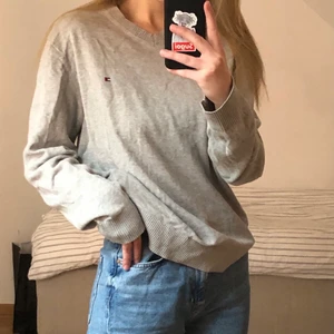 Tommy Hilfiger tröja - Jättefin tommy hilfiger tröja i storlek L :) Knappt använd. Möts i Stockholm, annars står köparen för frakt 🌸