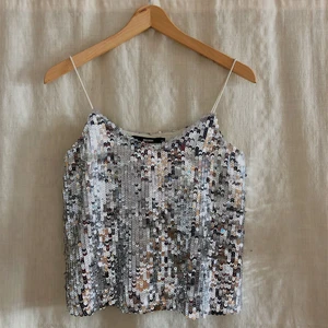 LINNE - Ett super snyggt glittrigt linne som passar perfekt till fest!