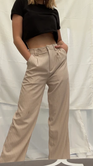 Byxor från nakd - Supersnygga beiga byxor med svarta smala ränder. Köpta från nakd, har lagt upp den vid längderna. Är 162cm. ⚡️🌸💎