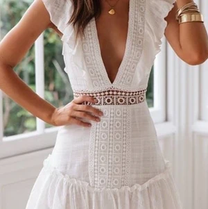 Studentklänning - Säljer denna jättefina studentklänning som endast är testad! Så fin till studenten verkligen men kan tyvärr inte använda den då den var för liten för mig!❤️ köparen står för frakten.