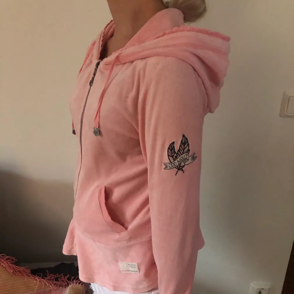 Jag säljer en rosa huvtröja från Odd Molly. Den är i storlek 1 (Odd Mollys storlekar) som är S. Den är i befintligt skick. Kontakta mig om du är intresserad 💞💞. Hoodies.