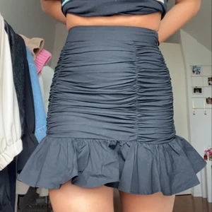 Kjol - Säljer denna helt nya kjol pga att den var för liten för mig :( Storlek XS och jag är egentligen en S💕 Tjockt och bra material! både dragkedja det och knäppe 💕 