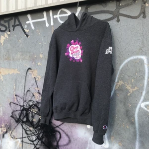 CHAMPION HOODIE!! 🌱🌱 - Champion hoodie från Cheer and dance national champions 2013 som rapporterades av Espn vilket även är tryckt på tröjan. Kan nästan garantera att du är ensam om att ha denna tröjan i Sverige. Tröjan är i bra skick och har inga direkta defekter. Storleken är XL (14-16) och skulle därav uppskatta att tröjan motsvarar Xs. Tveka inte att höra av dig om du undrar något! 🌱✌🏻
