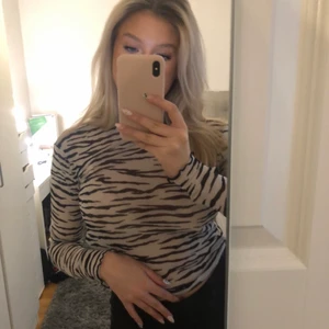 Zebra-topp - Säljer min topp i zebramönster från forever21🖤🤍tveka inte att höra av dig om du har någon fråga!