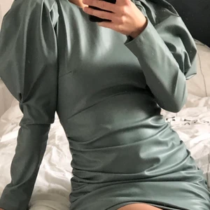 Klänning i skinn imitation  - OTROLIG klänning från zara i världens finaste grå blåa färg. Storlek xs. Skicka pm för fler bilder❣️