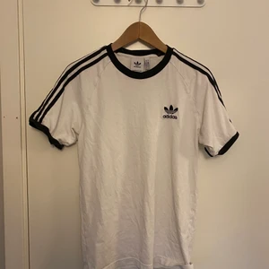 Adidas T-shirt - T-shirt från Adidas, skick 8/10, size S