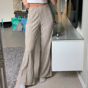 Randiga byxor  - Säljer dessa byxor som påminner om linnebyxor! Superskönt material och i nyskick!