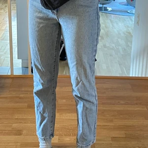 Ljusblåa högmidjade jeans - Jättesnygga ljusblåa högmidjade jeans från Abrand Jeans i modell ’94 High Slim, storlek W27. Skulle säga att de passar bra på 36-38. Köpt i Australien och är i superbra skick! Kontakta för fler bilder, frågor eller vid intresse☺️ Frakt tillkommer!!