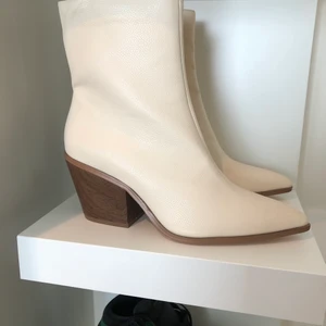 Beiga skor med träklack - Helt oanvända ljusbeigea klackar från Nelly.com med en skitsnygg detalj i form av träklack! Materialet är en läderimitation. Säljer pga för stora för mig. 