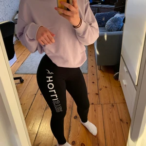 Holister tights  - Säljer mina supersköna tights från Holister. De knappt använda och i fint skick! Storlek S