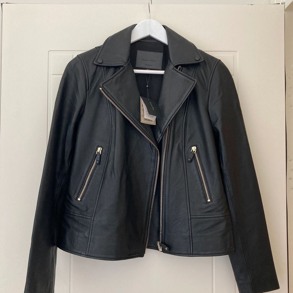New Massimo Dutti black leather jacket with a tag size 38. Jackor.