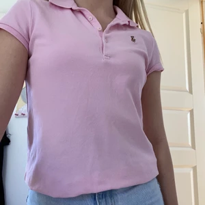 Klassisk Ralph Lauren T-shirt - Endast använd 1 gång så i nyskick. Köpt i USA och i storlek 12-14 vilket motsvarar ungefär XXS- XS. Nypris 119,95$ (~1010kr). Mitt pris: 400 kr