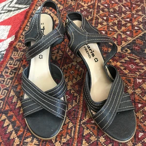 Klackskor - Superfina klackskor jag köpte här på plick men som tyvärr satt lite för tajt på min breda fot🥴 dom är verkligen så fina så hopps dom får en ny ägare!! 