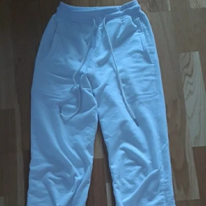 Mjukisbyxor - Säljer de här breda och vita mjukisbyxorna. Väldigt sköna och passar med de flesta outfitsen💕Köptes för 250 kr och de är använda 4 gånger💕