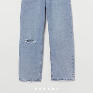 Mom Jeans  - Mom jeans från H&M, strl 40. Nypris 299kr, aldrig använda testade men insett att de är försmå så kommer ej använda. 210kr med frakt inräknat 