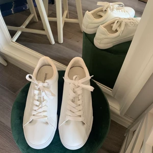Sneakers  - Snygga vita enkla sneakers från H&M i storlek 38. Endast använda en gång men har inga slitningar, smutsfläckar eller skador. Skorna ser ut som nya förutom lite smutsiga under sulan. Spårbar frakt tillkommer🥰 