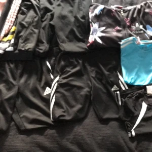 Adidas - 3 byxor 2 hoodies 2 tröjor