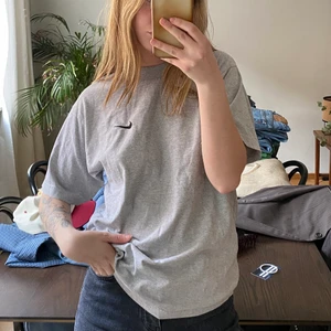 Nike T-shirt  - Nike T-shirt köpt second hand, kommer ej till användning, strl S men oversized, köparen står för frakt 