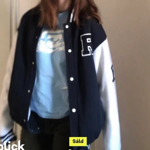 Collagejacka - Hej! Säljer nu min collagejscka jag köpte här på Plick. Den är i en mörkblåfärg och storleken cl. Jag har använt den två gånger. Om flera är intresserade blir det budgivning, start på 250kr + frakt ( inte mina bilder)