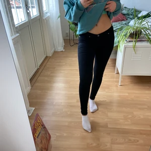 Dr. Denim - Lågmidjade Dr.Denim jeans i en låg modell. Använda typ 3 gånger. Ett litet hål på framsidan inne vid fickan som knappt syns💖🌼