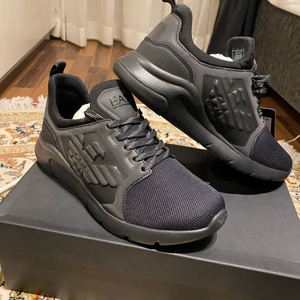 Armani skor  - Splitter nya Armani skor, pris lapp och allting är kvar, säljer vidare pågrund av fel storlek, jag står för frakten och priset kan diskuterat, kan gå ner i pris väldigt mkt, skriv privat för mer info eller några frågor