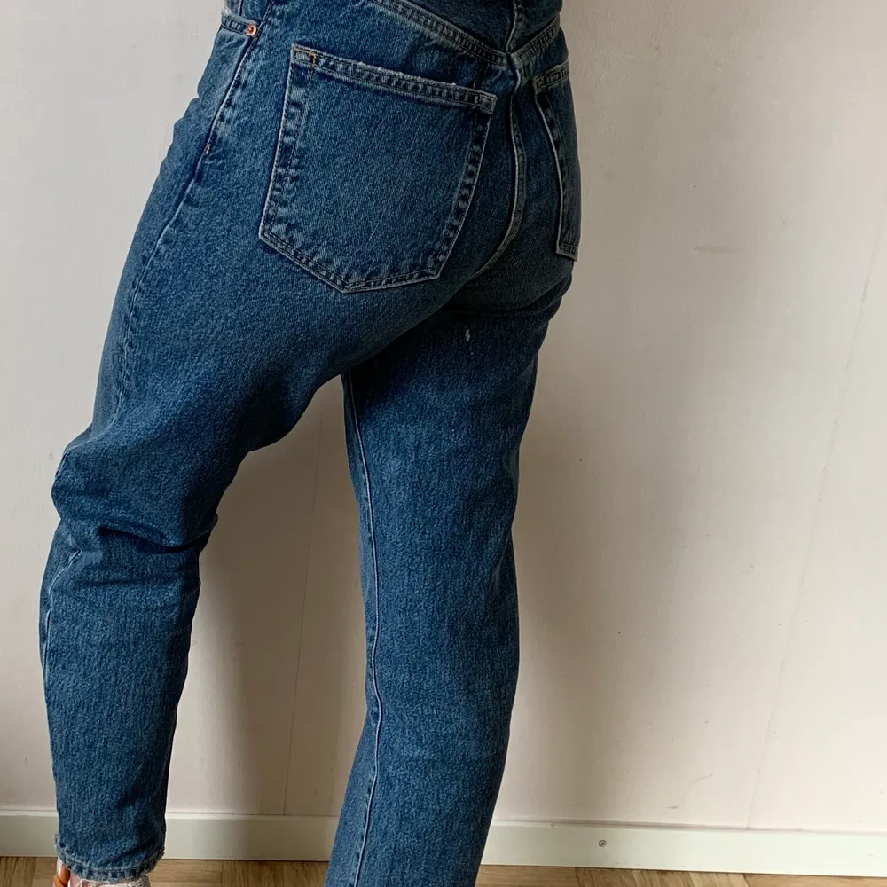 Höga perfekt blåa jeans, sparsamt använda, inga slitningar, som nya. Momjeans i storlek SMALL från Ginatricot. Köparen står för frakt  🌼. Jeans & Byxor.