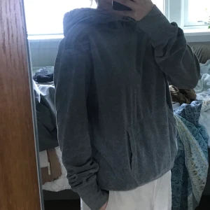 Grå hoodie - Skön hoodie, inte säker på varifrån. Materialet är i velour vilket gör den super mjuk.