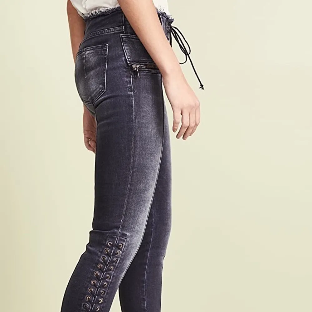 Säljer dessa sjukt coola och oanvända jeans från unravel procejt, köpta på Farfetch för 5.500kr. Jeans & Byxor.