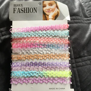 Choker  - Säljer massor av choker halsband i olika färger då dem inte kommer till användnig!! Frakten står på 15kr