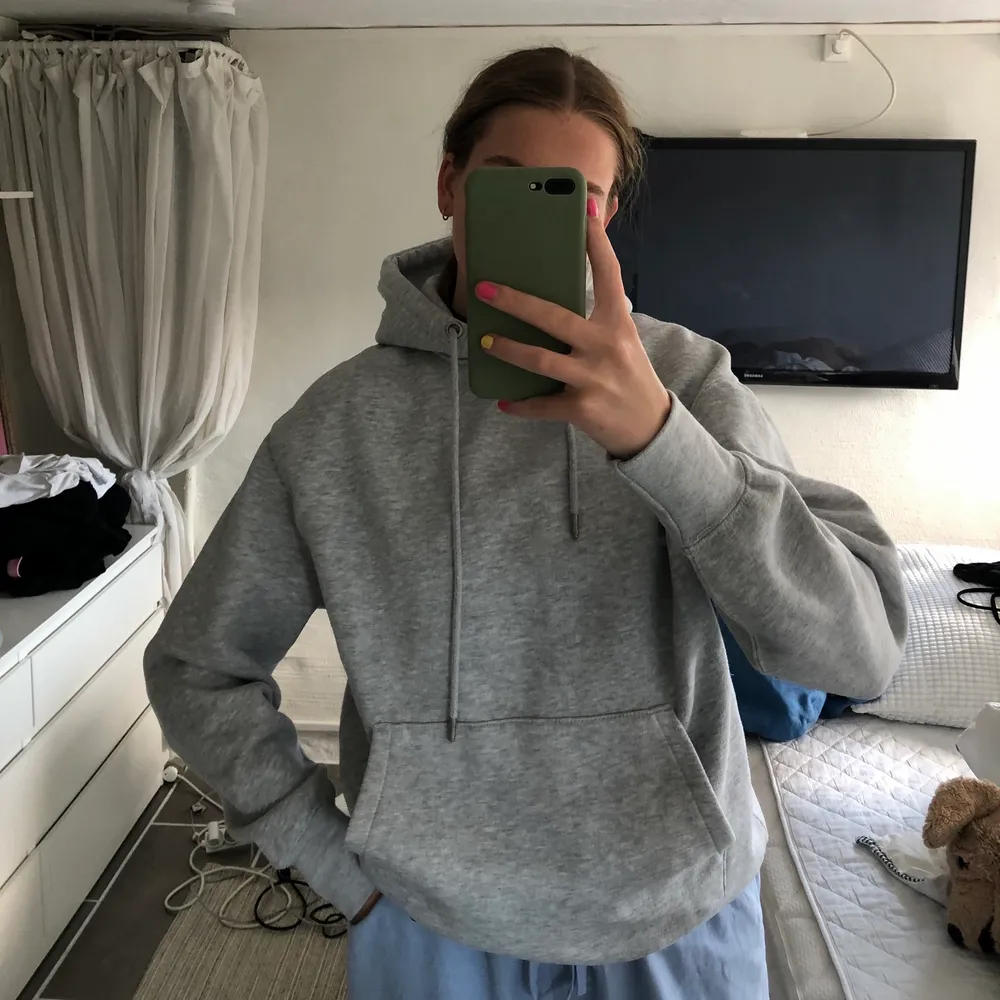 Säljer min gråa hoodie från pullandbear då jag nu i efterhand tycker den va lite mindre än vad jag vill ha den:( den är helt ny, aldrig använd💗. Hoodies.