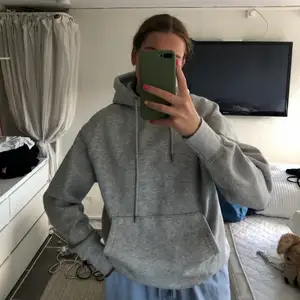 Säljer min gråa hoodie från pullandbear då jag nu i efterhand tycker den va lite mindre än vad jag vill ha den:( den är helt ny, aldrig använd💗
