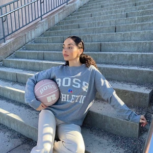 HUGO BOSS x RUSSEL ATHLETIC - Sweatshirt, Storlek S, endast fotat i en gång. Lite oversized i modellen ord pris. 1500kr säljer för 500kr 