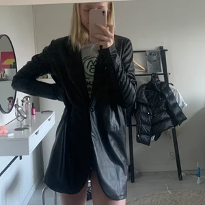 Läder jacka - As snygg läderjacka!! Säljs pga fel storlek. Man kan ta av bältet i midjan! Aldrig använd! Storlek 36