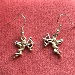 Amor 💘 örhängen - örhängen<3 50kr och frakten är gratis! 