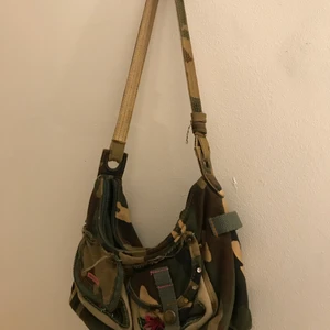Mini bag - Jättesnygg mini bag. Y2k vibbar på den. Camo mönster med små gulliga fickor på.