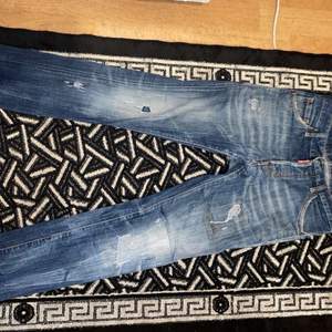 Blåa Dsquared2 jeans köpta på Farfetch.com, köptes för ungefär 4000kr. Bud börjar från 1500kr.