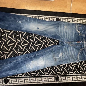 Dsquared2 jeans  - Blåa Dsquared2 jeans köpta på Farfetch.com, köptes för ungefär 4000kr. Bud börjar från 1500kr.