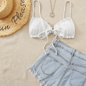 Bikiniöverdel - Väldigt fin vit bikiniöverdel som aldrig är använd. Passar Strl S eller mindre M. Har justerbar snörning i ryggen som är väldigt fint.