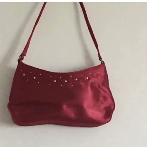 Väska - Säljer super söt vinröd väska som jag köpte här på plick men tyvärr inte fått någon användning för, köparen står för frakten 📦🛍