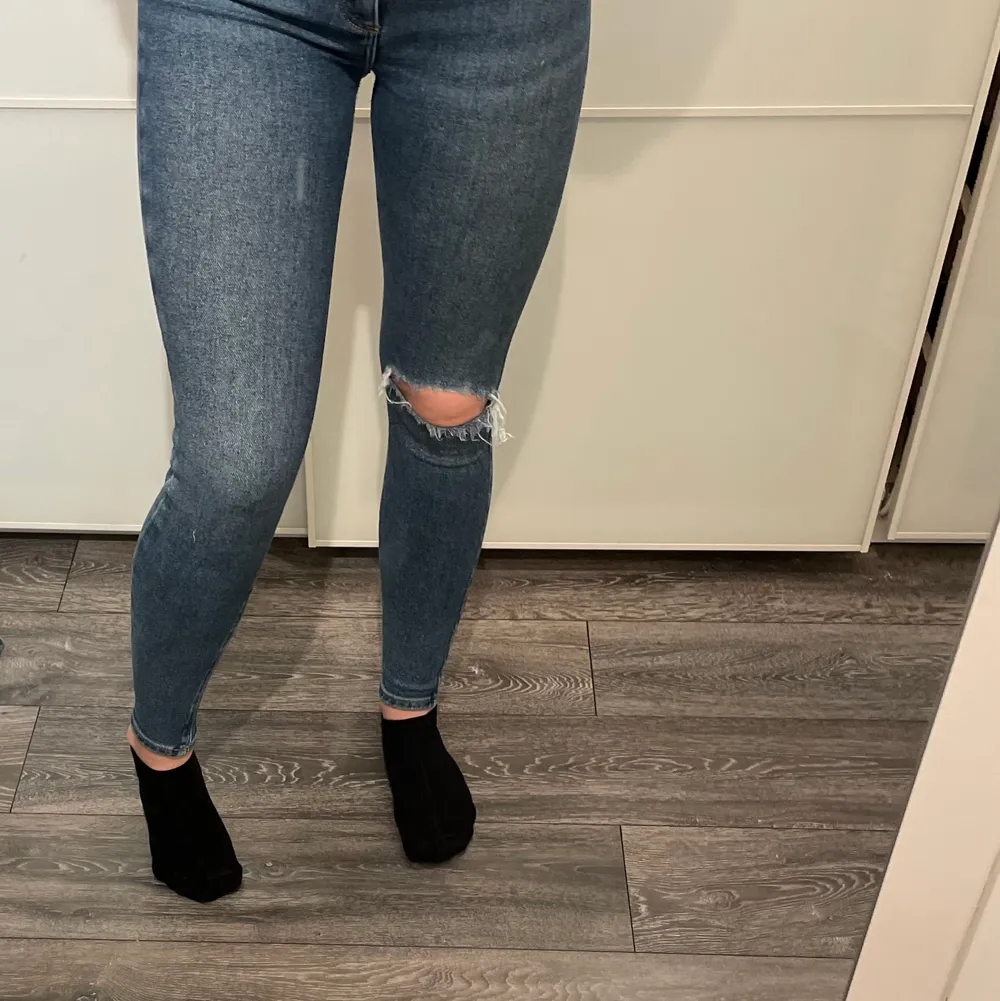 Säljer min ”Hallie highwaist super skinnet” jeans från new look i storlek 34. Denna modellen har ett hål på högra knät. Köparen står för frakten. Rök och djur fritt hem! OBS står ej för postens slarv.. Jeans & Byxor.