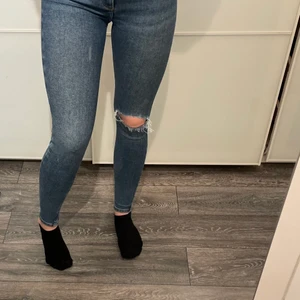 Blåa new look jeans i storlek 34 - Säljer min ”Hallie highwaist super skinnet” jeans från new look i storlek 34. Denna modellen har ett hål på högra knät. Köparen står för frakten. Rök och djur fritt hem! OBS står ej för postens slarv.