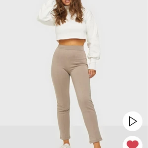 Byxor  - Beiga lite rosa i verkligheten, jättesköna ” mys ” byxor från nelly. De är stora i midjan. Använda två gånger. 